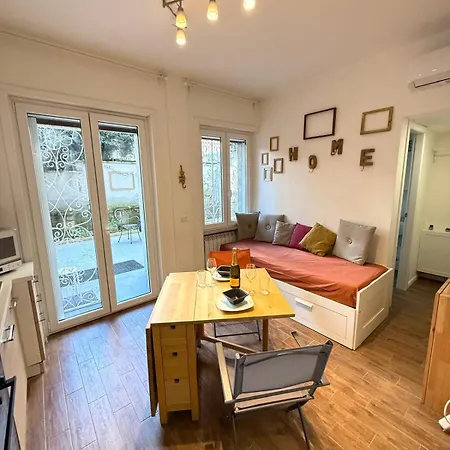 Happy House With Private Garden Apartment Rom